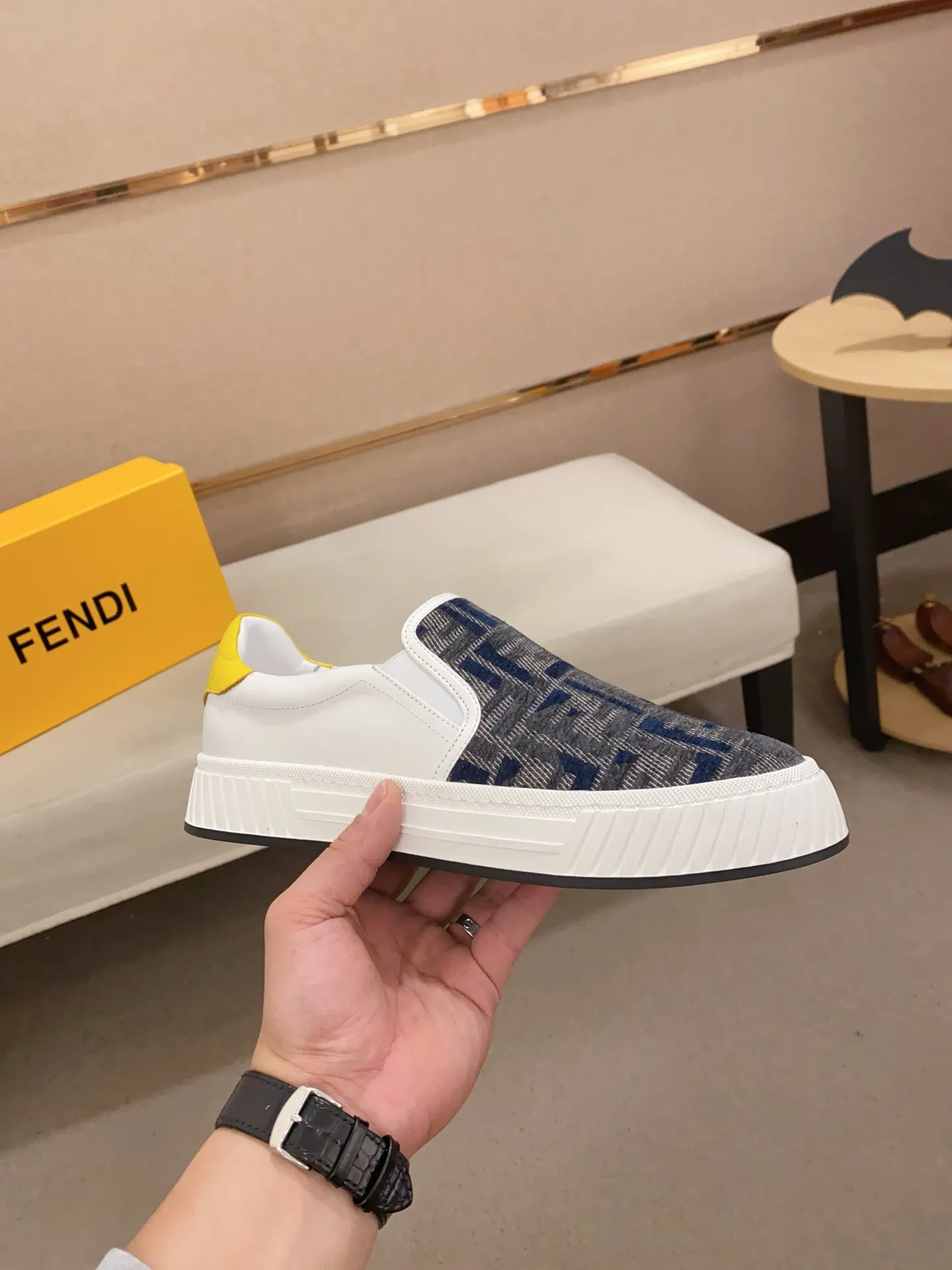 Men's shoes 💰 400💰 (fendi) New style 👊🏻 upper 🇮🇹 imported cowhide fabric 🇩🇪 lining imported sheepskin lining. The original outsole is molded to highlight the identity of every man, and the upper foot is elegant and stable🚶🏻🚶🏻The high-end custom counters reproduce the original version📯No matter the wind or rain, the shoe last remains unchanged and can withstand the verification of time🔍️,🔵 Size: 38-44